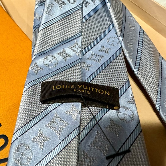🎁PASTEL BEAUTY🎁🆕💯 ICONIC LOUIS VUITTON POWDER BLU LRG MONOGRAM STRIPES TIE🔥 - Picture 10 of 17
